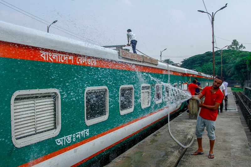 আগামীকাল থেকে স্বাস্থ্যবিধি মেনে চালু হতে যাচ্ছে ট্রেন চলাচল। যাত্রী পরিবহনের প্রস্তুতি হিসেবে চলছে ধোয়া-মোছার কাজ। কমলাপুর, ঢাকা, ২৩ মে