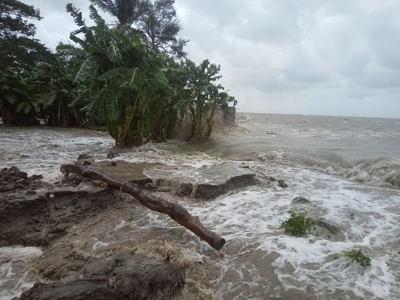 ঘূর্নিঝড় ইয়াস’র প্রভাবে 
জোয়ারের সময় নদ-নদীর পানি বিপৎসীমার ওপর দিয়ে প্রবাহিত হচ্ছে। ঝুঁকিপূর্ণ বাঁধ উপচে জোয়ারের পানি প্লাবিত হচ্ছে লোকালয়। আজ সকালে পটুয়াখালীর রাঙ্গাবালীর আন্ডার চর এলাকার বাঁধে