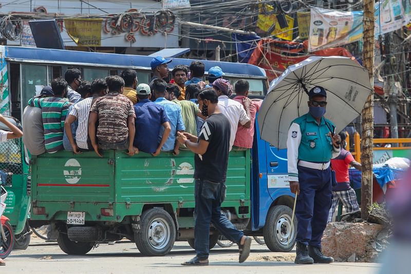 গাবতলীতে বাড়ি ফেরা মানুষের ভোগান্তি। দূর পাল্লার বাস না থাকায় কেউ কেউ পিকআপ ভ্যান চড়ে রওনা হয়েছেন