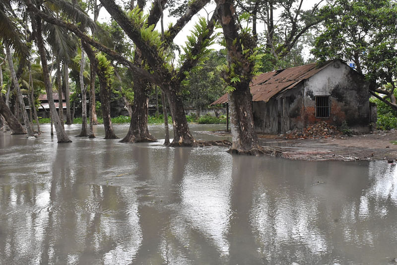 ঝালকাঠির কাঁঠালিয়ায় ঘূর্ণিঝড় ইয়াসের প্রভাবে নিম্নাঞ্চল প্লাবিত হয়েছে। আজ মঙ্গলবার সকালে  কাঁঠালিয়া উপজেলা পরিষদ এলাকায়