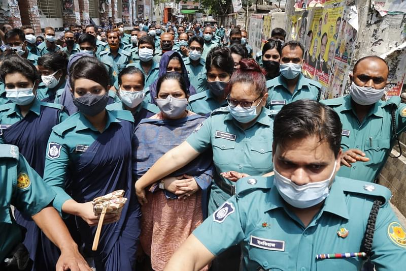 আদালতে নেওয়া হচ্ছে সাংবাদিক রোজিনা ইসলামকে।