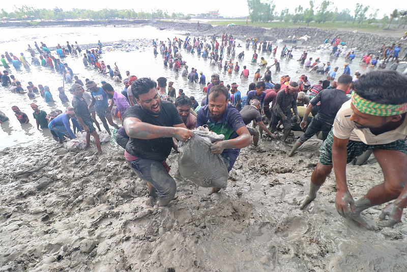 ধর্ম, বর্ণ, রাজনীতি, পেশাগত ভেদাভেদ ভুলে কাঁধে কাঁধ মিলিয়ে শাকবাড়িয়া  নদীর উত্তর মঠবাড়ি বাঁধ মেরামত করছে স্থানীয় মানুষ। প্রায় ২ হাজার লোক এতে অংশগ্রহণ করেন। খুলনার কয়রা উপজেলার মঠবাড়ি এলাকায়, ২৮ মে