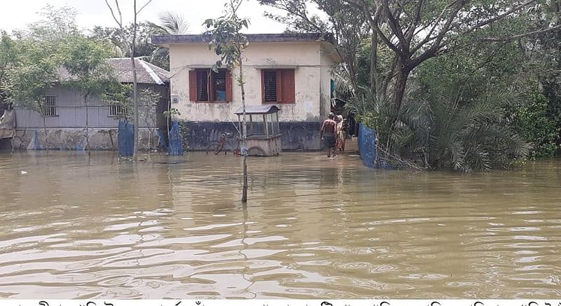 সাতক্ষীরার শ্যামনগর উপজেলার গাবুরা ইউনিয়নের ডুমুরিয়া এলাকার পানিবন্দী মানুষ