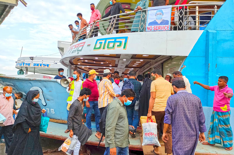 করোনাভাইরাস সংক্রমণের দ্বিতীয় ঢেউ প্রতিরোধে দেড় মাসের বেশি বন্ধ থাকার পর আজ সোমবার চাঁদপুরে লঞ্চ চলাচল শুরু হয়েছে। চাঁদপুর