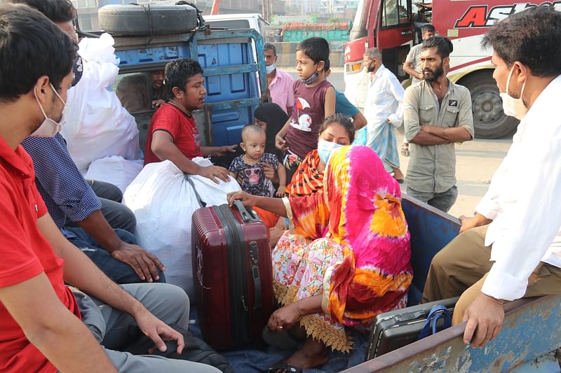 করোনা সংক্রমণের ঝুঁকি নিয়ে গাদাগাদি করে বেশি ভাড়া দিয়ে পিকআপভ্যানে করে বাড়ি যাচ্ছেন মানুষ। আজ রোববার সকাল ৭টার দিকে ঢাকা-চট্টগ্রাম মহাসড়কের নারায়ণগঞ্জের সাইনবোর্ড এলাকায়