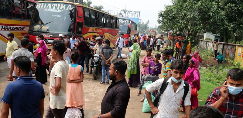 দূরপাল্লার যানবাহন চলাচল বন্ধ। কর্মস্থলে রওনা দেওয়া মানুষেরা যানবাহন না পেয়ে দুর্ভোগে পড়েছেন। আজ রোববার দুপুরে বগুড়া শহরের প্রবেশদ্বার বনানী এলাকায়