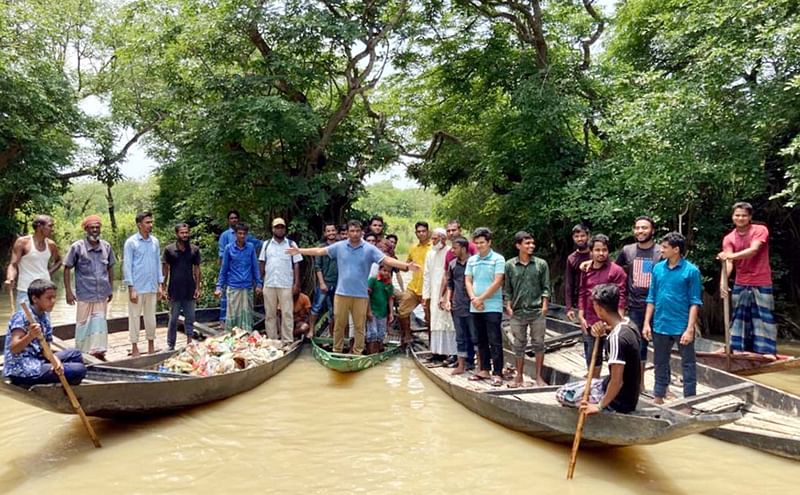 প্লাস্টিক বর্জ্য পরিচ্ছন্নতা শেষে সচেতনতা সভায় বক্তব্য দিচ্ছেন সিলেটের গোয়াইনঘাটের ইউএনও তাহমিলুর রহমান। শনিবার বিকেলে রাতারগুলে