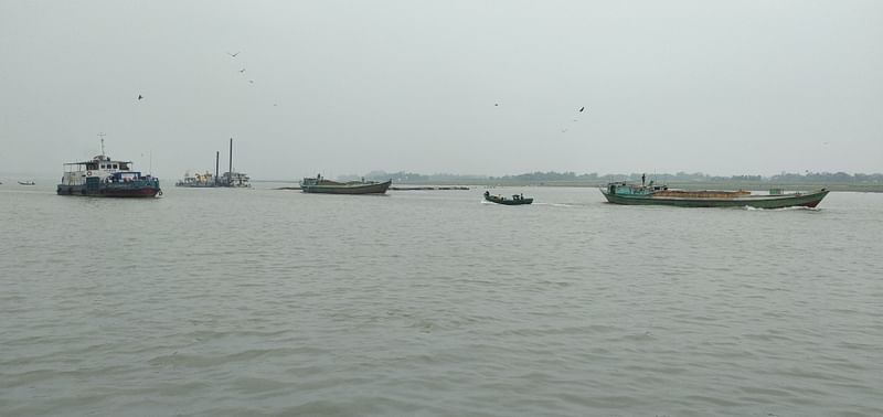 মুন্সিগঞ্জের শিমুলিয়া ও মাদারীপুরের বাংলাবাজার নৌপথে চলছে অনুমোদনহীন বাল্কহেড। আজ মঙ্গলবার সকালে শিবচরের কাঠালবাড়ি এলাকায়