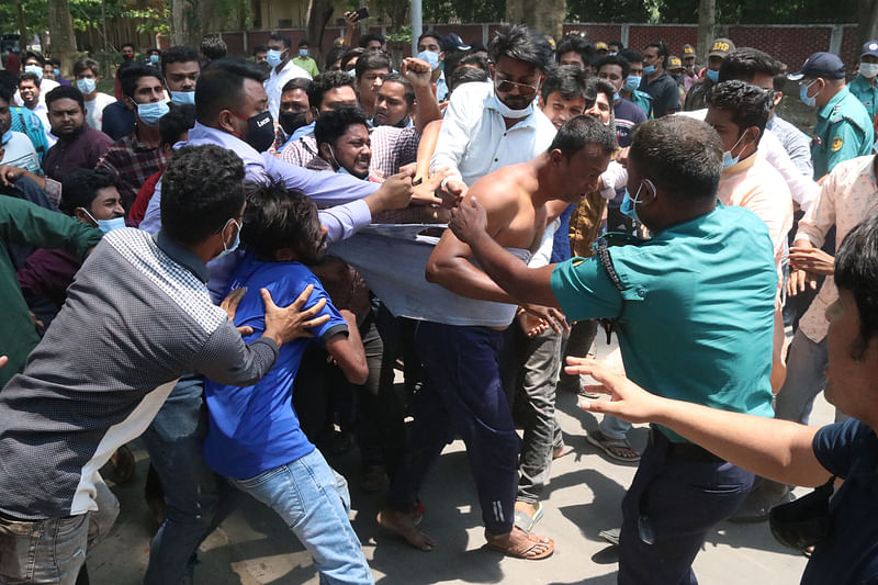 রাজশাহী বিশ্ববিদ্যালয়ের উপাচার্যের শেষ দিনে নিয়োগকে কেন্দ্র করে মহানগর ছাত্রলীগের সঙ্গে বিশ্ববিদ্যালয় ছাত্রলীগ ও কর্মকর্তা–কর্মচারীদের সংঘর্ষ হয়। ছবিটি বৃহস্পতিবার দুপুর সাড়ে ১২টার দিকে ক্যাম্পাসে