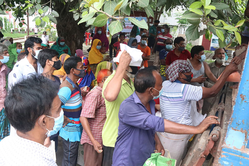 টিসিবির ট্রাকের সামনে নেই সামাজিক দূরত্ব। মানা হচ্ছে না স্বাস্থ্যবিধি। শহীদ এ এইচ এম কামারুজ্জামান চত্বর, রাজশাহী