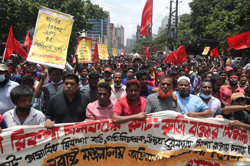 ২৪ ঘণ্টার মধ্যে ব্যাটারিচালিত রিকশা বন্ধের সরকারি ঘোষণা প্রত্যাহারের দাবিতে জাতীয় প্রেসক্লাবের সামনে রিকশাচালকদের সমাবেশ।