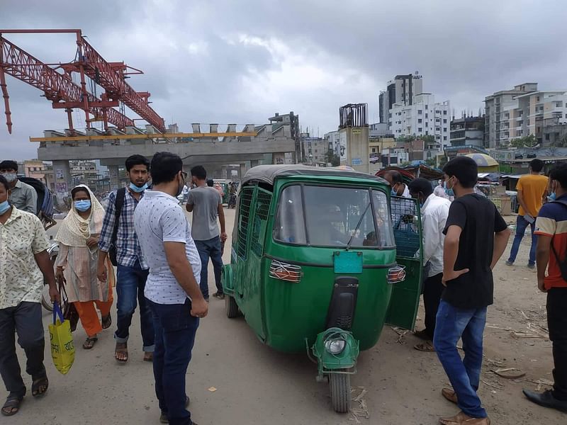 গণপরিবহন বন্ধ। তাই কোনো সিএনজিচালিত অটোরিকশা দেখলেই ছুটছেন অপেক্ষারত যাত্রীরা। আজ সকাল সাড়ে ১০টার দিকে রাজধানীর আবদুল্লাহপুর মোড়ে।