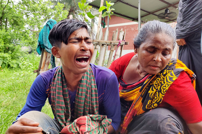 কুষ্টিয়ায় গুলিতে নিহত শিশু রবিনের লাশ দেখে মামা হাসানের কান্না। দুপুরে কুষ্টিয়া জেনারেল হাসপাতাল মর্গে