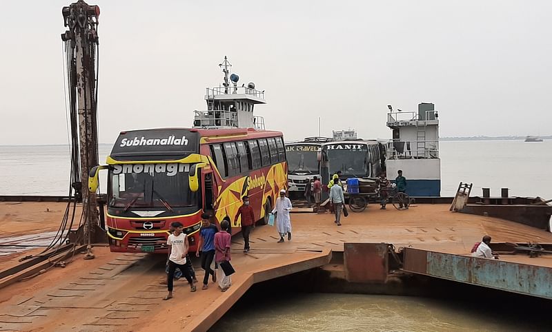 কঠোর লকডাউনে নির্দেশনা অমান্য করে দৌলতদিয়া-পাটুরিয়া নৌপথে আজ সকালে যাত্রীবাহী বাস পারাপার হয়। সকাল নয়টার দিকে পাটুরিয়ার তিন নম্বর ঘাটে।