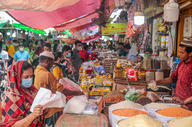 রাজধানীর কারওয়ান বাজারে চলছে বেচাবিক্রি