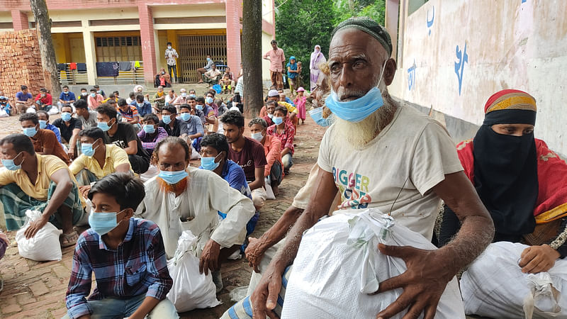 ঘূর্ণিঝড় ইয়াস ও জলোচ্ছ্বাসে বাগেরহাটের শরণখোলা উপজেলার সাউথখালী ইউনিয়নের খুড়িয়াখালী গ্রামের ক্ষতিগ্রস্থদের মধ্যে প্রথম আলো ট্রাস্ট্রের উদ্যোগে খাদ্যসামগ্রী বিতরণ করা হয়। বুধবার দুপুরে খুড়িয়াখালী সরকারি প্রাথমিক বিদ্যালয় মাঠে