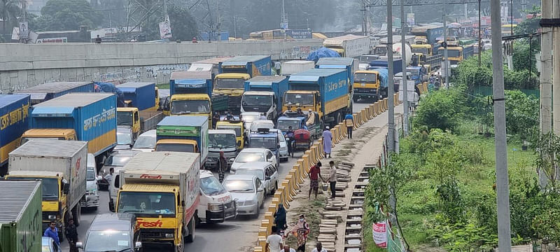 বকেয়া বেতন–ভাতার দাবিতে নারায়ণগঞ্জের সোনারগাঁ উপজেলার কাঁচপুরে শ্রমিকেরা আজ বৃহস্পতিবার সকাল ৯টা থেকে মহাসড়ক অবরোধ করে রেখেছেন।