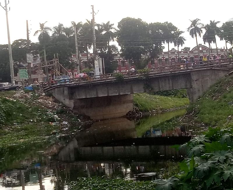 ভৈরব নদের দুই পাশে মাটি ভরাট করে তার ওপর করা হয়েছে সেতু। এতে নদ হয়ে গেছে সংকুচিত। সম্প্রতি যশোর শহরের প্রাণকেন্দ্র দড়াটানা মোড়ে।