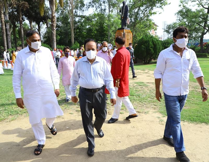 করোনার দ্বিতীয় ঢেউয়ে বিপর্যস্ত হয়ে পড়ে ভারত। এরপর মন্ত্রিসভায় রদবদলে স্বাস্থ্যমন্ত্রী হর্ষ বর্ধনের সঙ্গে প্রতিমন্ত্রীকেও সরিয়ে দিলেন প্রধানমন্ত্রী নরেন্দ্র মোদি