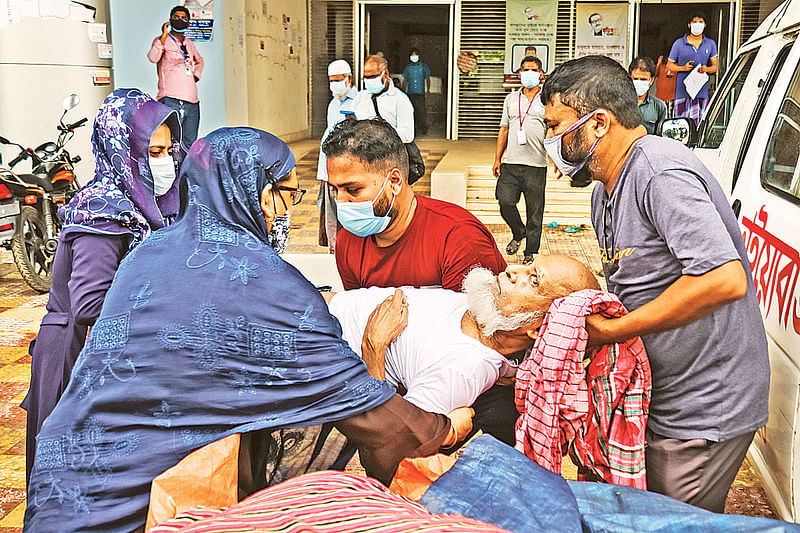 শ্বাসকষ্ট বেড়ে যাওয়ায় করোনা আক্রান্ত এক ব্যক্তিকে বরিশাল শের-ই-বাংলা মেডিকেল কলেজ হাসপাতালে নেওয়া হয়। কঠোর বিধিনিষেধে যানবাহন না পেয়ে স্বজনেরা ভ্যানে করে তাঁকে হাসপাতালে আনেন। গতকাল দুপুর সাড়ে ১২টায় বরিশাল নগরে।