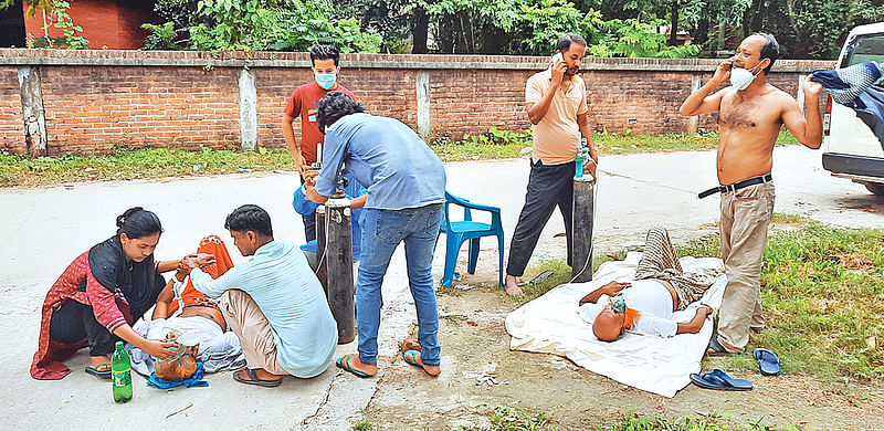 টাঙ্গাইল জেনারেল হাসপাতালের আইসিইউতে আগুন লাগার পর রোগীদের বাইরে বের করে নেওয়া হয়। মুমূর্ষু দুই রোগীর মধ্যে একজনকে সিলিন্ডারের মাধ্যমে অক্সিজেন দেওয়া হচ্ছে। আরেকজনকে দেওয়ার চেষ্টা চলছে। গতকাল বিকেলে।