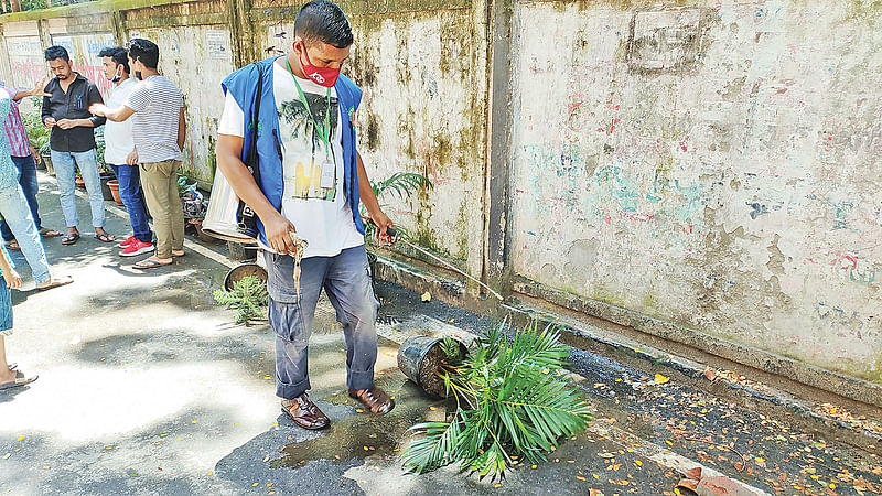 চিরুনি অভিযানে মশার ওষুধ ছিটাচ্ছেন ঢাকা উত্তর সিটির মশককর্মীরা। গতকাল দুপুরে মিরপুরের রূপনগর আবাসিক এলাকায়।