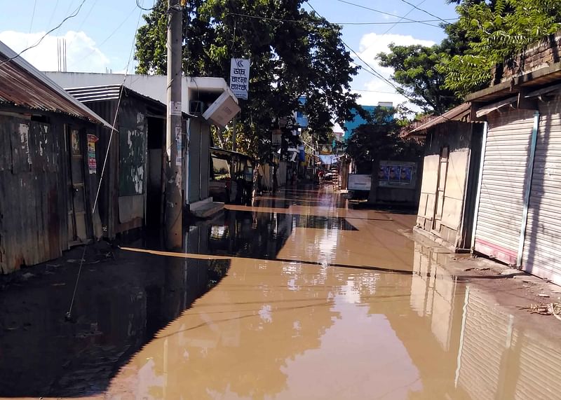 ব্রাহ্মণবাড়িয়ার কসবা উপজেলার খাড়েরা বাসস্ট্যান্ড-বাজার সড়কের দেড় কিলোমিটার সড়ক পানির নিচে। ফলে কয়েক মাস ধরে ভোগান্তি পোহাচ্ছে ৩০টি গ্রামের লোকজন। সাম্প্রতিক ছবি