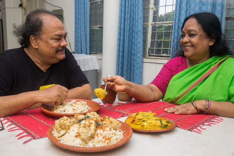 ফটোশুটের পর স্বামী অভিনেতা রহমত আলীর সঙ্গে খাবার টেবিলে ওয়াহিদা মল্লিক জলি।