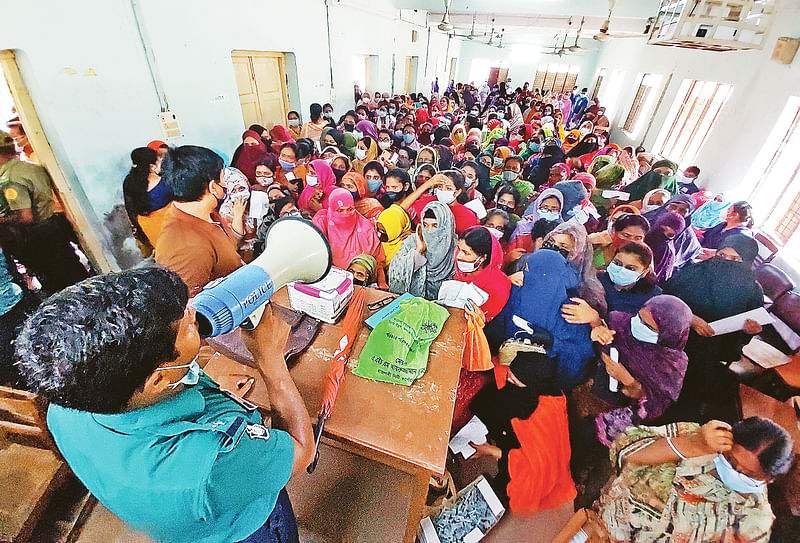 দেশব্যাপী গণটিকাদান কর্মসূচির প্রথম দিনে টিকাকেন্দ্রে উপচে পড়া ভিড়। টিকা পেতেও অপেক্ষা করতে হয় দীর্ঘক্ষণ। সারি না থাকায় তৈরি হয় বিশৃঙ্খলা। গতকাল সকালে রাজশাহী টিচার্স ট্রেনিং কলেজে