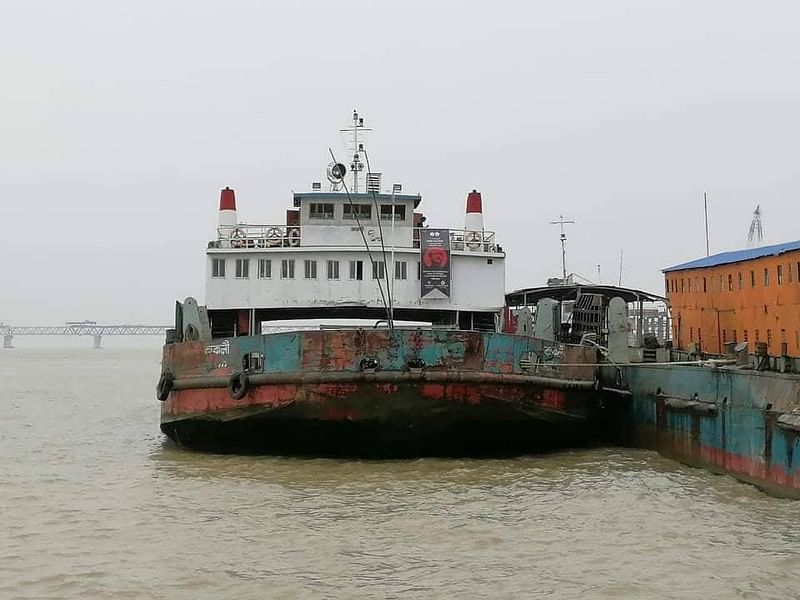 আজ শুক্রবার সকাল পৌনে সাতটার দিকে পদ্মা সেতুর ১০ নম্বর পিলারে কাকলি নামের একটি ফেরি ধাক্কা দেয়।