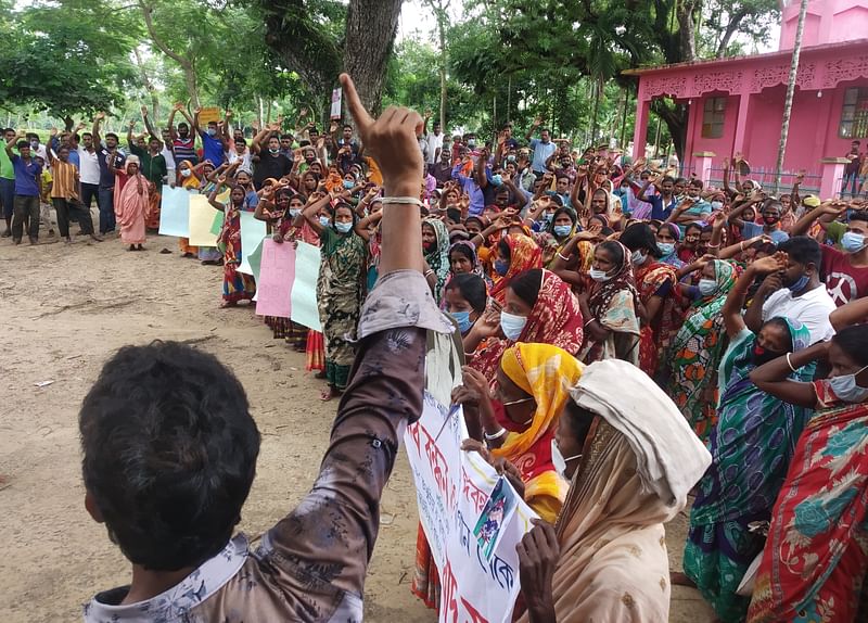 চা–শ্রমিকনেতার স্ত্রীকে খুনের ঘটনায় প্রতিবাদে কর্মবিরতি, মানববন্ধন ও প্রতিবাদ সভা করেছেন চা–শ্রমিকেরা। ভাড়াউড়া চা–বাগান, শ্রীমঙ্গল, মৌলভীবাজার, ৯ আগস্ট