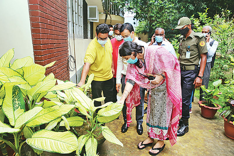 ঢাকা দক্ষিণ সিটি করপোরেশনের মশকনিধনে ভ্রাম্যমাণ আদালত। ফুলের টবে জমে থাকা পানিতে মশার লার্ভার উপস্থিতি পেয়ে জরিমানা করা হয়। গতকাল দুপুরে রাজধানীর ধানমন্ডিতে