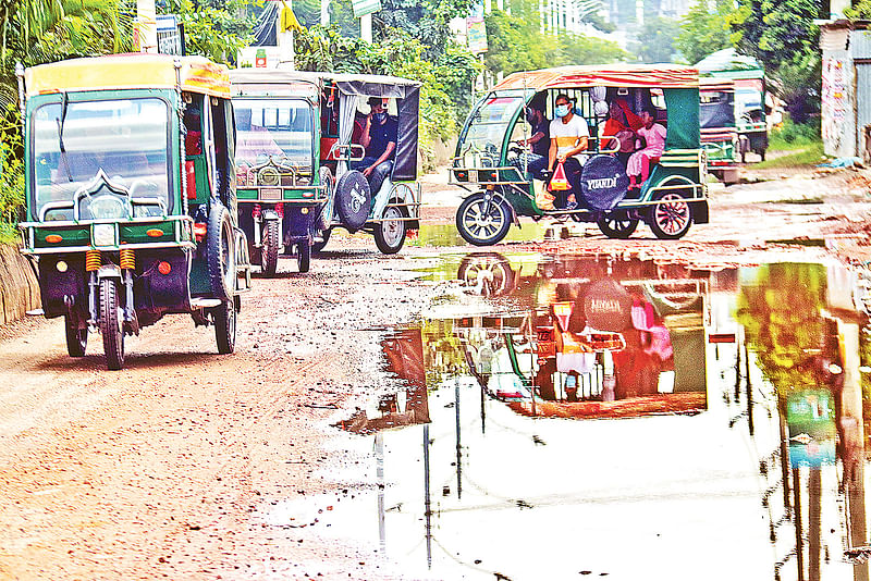 খুলনা নগরের সোনাডাঙ্গা-নতুন রাস্তা সড়কটি ছোট-বড় গর্তে পূর্ণ। এতে ভোগান্তিতে পড়ছেন স্থানীয় মানুষ। গত শুক্রবার নগরের মুজগুন্নী এলাকায়