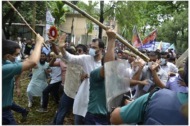 চন্দ্রিমা উদ্যানে বিএনপির কর্মসূচি ঘিরে পুলিশ-বিএনপির নেতা–কর্মীদের সংঘর্ষ