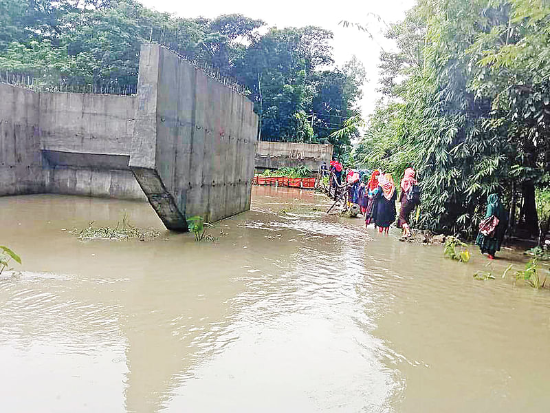 সেতুর নির্মাণকাজ শেষ না হওয়ায় দুর্ভোগ পোহাচ্ছে এলাকার লোকজন। সম্প্রতি পটুয়াখালীর দুমকি উপজেলায়