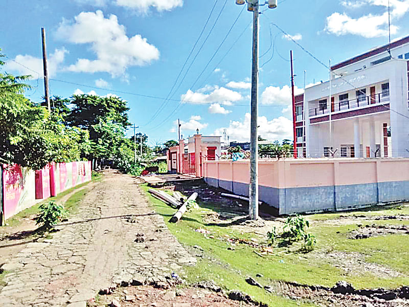 পটুয়াখালীর গলাচিপায় নবনির্মিত ফায়ার সার্ভিস ও সিভিল ডিফেন্স স্টেশনে গাড়ি বের হওয়া ও প্রবেশের রাস্তাটি ভাঙাচোরা। তাই দীর্ঘদিন ধরে চালু হচ্ছে না স্টেশনটি