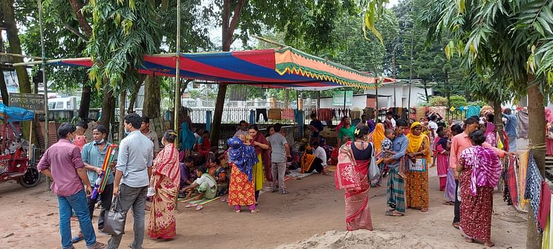 শিশু ওয়ার্ডে স্থান সংকুলান না হওয়ায় গাছতলায় ঠাঁই নিয়ে শিশুদের চিকিৎসা করাচ্ছেন অনেক অভিভাবক। সেসব অভিভাবক ও শিশুদের জন্য হাসপাতাল চত্বরে শামিয়ানা টাঙ্গিয়ে দিয়েছে কর্তৃপক্ষ। শুক্রবার দুপুরে ঠাকুরগাঁও আধুনিক সদর হাসপাতালে