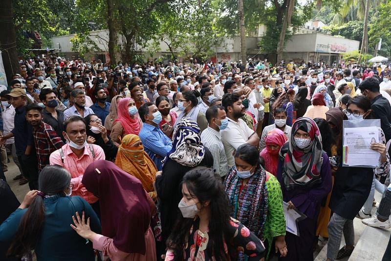 ঢাকা বিশ্ববিদ্যালয়ের ভর্তি পরীক্ষা শেষে কেন্দ্রের সামনে শিক্ষার্থী ও অভিভাবকদের ভিড়। সমাজবিজ্ঞান অনুষদ, ঢাকা