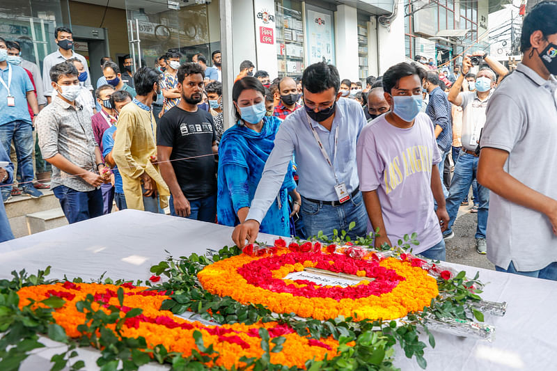 রাজধানীর কারওয়ান বাজারে প্রথম আলোর কার্যালয়ের সামনে অরুণ বসুর মরদেহে ফুলেল শ্রদ্ধা জানান সহকর্মীরা