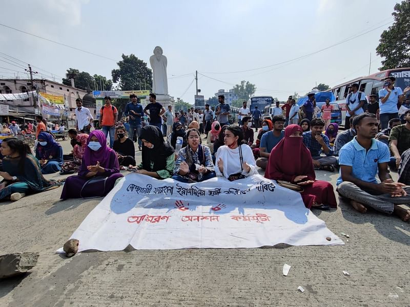 সিরাজগঞ্জের শাহজাদপুরের রবীন্দ্র বিশ্ববিদ্যালয় আবারও উত্তাল। আজ রোববার দুপুরে শিক্ষক ফারহানার স্থায়ী প্রত্যাহারের দাবিতে পাবনা-ঢাকা মহাসড়ক অবরোধ করেন শিক্ষার্থীরা