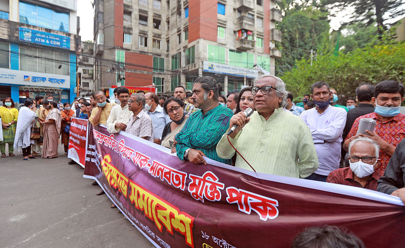 চট্টগ্রামের চেরাগী পাহাড় মোড়ে অনুষ্ঠিত বিক্ষোভ সমাবেশে বক্তব্য দেন আওয়ামী লীগের উপদেষ্টামণ্ডলীর সদস্য অনুপম সেন। ১৮ অক্টোবর, চট্টগ্রাম