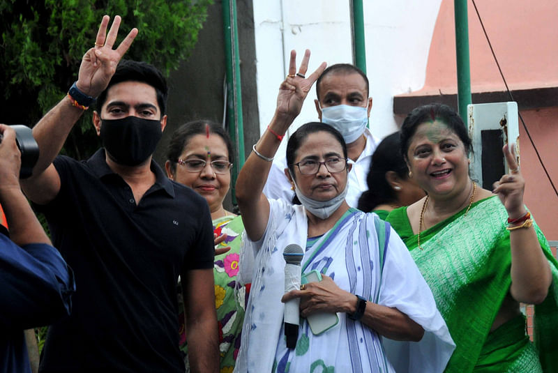 ভবানীপুরে জয়ের পর দক্ষিণ কলকাতার কালীঘাটের বাড়ির সামনে দলীয় নেতা-কর্মীদের অভিনন্দন জানাচ্ছেন মমতা বন্দ্যোপাধ্যায়