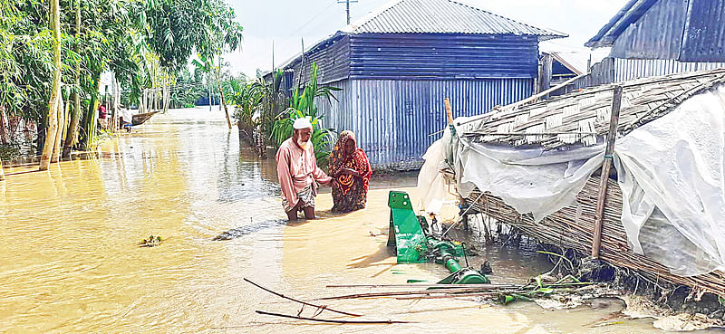 তিস্তায় পানি বাড়ায় কুড়িগ্রামের রাজারহাট উপজেলায় আকস্মিক বন্যা দেখা দিয়েছে। পানিবন্দী হয়ে পড়েছে মানুষ। গতকাল উপজেলার চর খিতাবখাঁয়