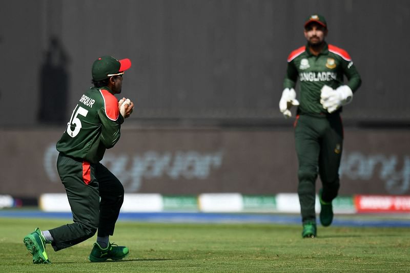 মুশফিক ক্যাচটা নিতে পারলেও আজ ক্যাচ ছাড়ার মাশুল দিয়েছে বাংলাদেশ