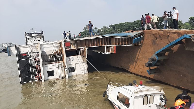 মানিকগঞ্জের পাটুরিয়ায় শাহ আমানত নামের একটি রো রো ফেরি কাত হয়ে আংশিক ডুবে গেছে