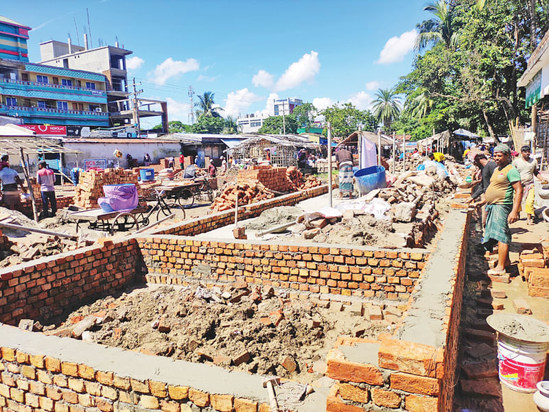 সাতক্ষীরার শ্যামনগর সদরের নকিপুরের তোহা বাজারের পুরোনো শেড ভেঙে নির্মাণ করা হচ্ছে ঘর। গতকাল তোলা