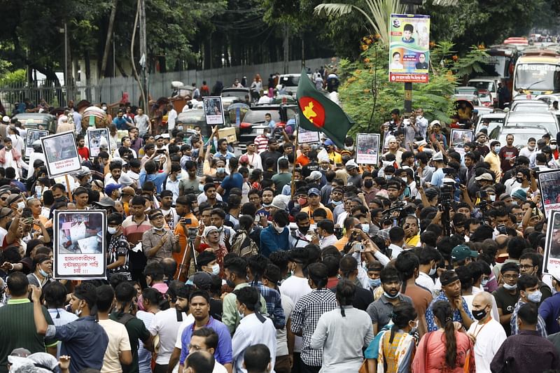 শাহবাগে চার ঘণ্টা বিক্ষোভ করেন ঢাকা বিশ্ববিদ্যালয়ের শিক্ষার্থীরা।