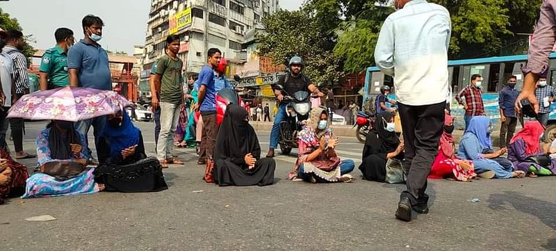 বিশেষ পরীক্ষা নিয়ে দ্রুত ফল প্রকাশের দাবিতে দুই ঘণ্টা রাজধানীর নীলক্ষেত মোড় অবরোধ করেছিলেন ঢাকা বিশ্ববিদ্যালয় অধিভুক্ত সাত সরকারি কলেজের কিছু অকৃতকার্য শিক্ষার্থী