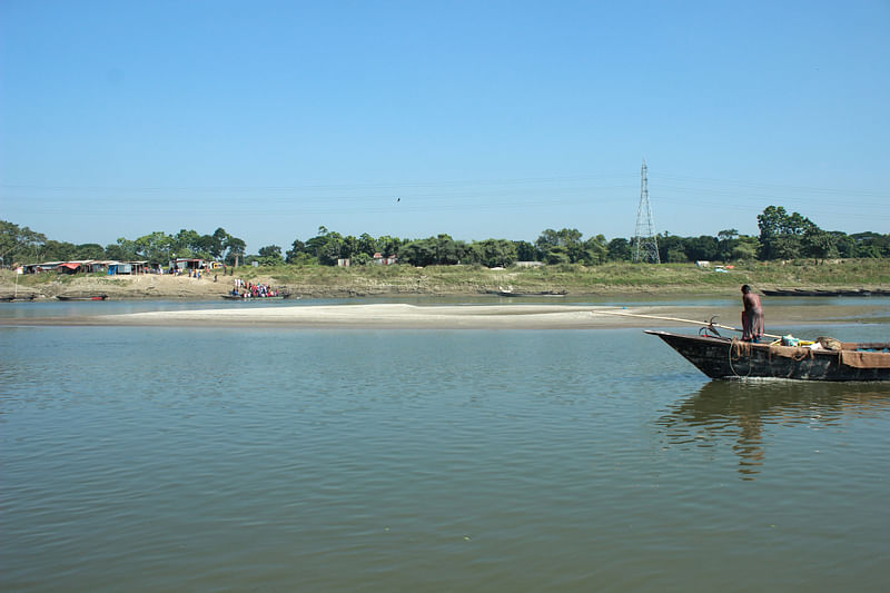 ব্রহ্মপুত্র নদের এই অংশে বছরখানেক আগেই খনন করা হয়েছে। এরই মাঝে জাগছে চর। আজ সোমবার সকালে ময়মনসিংহ নগরের কাচারি ঘাট এলকায়