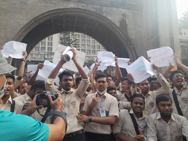 নটর ডেম কলেজের ছাত্ররা নগর ভবনের প্রধান ফটকের সামনে অবস্থান নেন